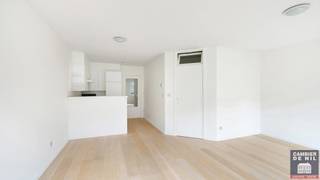 Situé au troisième étage d'une résidence bien entretenue dans la Lippenslaan. Cet emplacement central offre tout le confort : commerces, restaurants, transports en commun et Duinenwater sont accessibles à pied. Grâce à son niveau E favorable, cet appartement est non seulement confortable, mais aussi tourné vers l'avenir et économe en énergie. Idéal comme résidence principale, résidence secondaire ou investissement.<br /><br />Aménagement :<br />Le hall d'entrée dispose de toilettes séparées pour les invités et d'un débarras/buanderie pratique. Le salon est lumineux et agréable, avec une cuisine semi-ouverte entièrement équipée. La chambre spacieuse est équipée d'armoires encastrées et communique avec la salle de bains, qui est équipée d'une baignoire et d'un double lavabo.<br /><br />Dans le bâtiment :<br />Un débarras privé au sous-sol, un local à vélos commun et un local poubelles offrent un confort supplémentaire.<br />