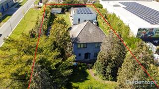 <p>Op zoek naar ruimte, privacy én heel veel potentieel? Deze vrijstaande villa is gelegen op een royaal perceel in het gegeerde Edegem en biedt een unieke combinatie van wonen en werken.<br />De woning bevindt zich centraal op het perceel en wordt omgeven door heel veel groen, wat zorgt voor een aangename rust en volledige privacy. Binnenin geniet u van een solide structuur en ruime volumes, ideaal om verder te moderniseren naar eigen smaak.<br />Achteraan het perceel bevindt zich een afzonderlijk atelier/werkruimte, perfect voor zelfstandigen, hobbyisten of wie nood heeft aan extra opslag of praktijkruimte. Dankzij de aparte toegang en de ruime oprit zijn hier verschillende invullingen mogelijk.</p><p>bijzonderheden:</p><p>Ruim villaperceel met uitstekende oriëntatie (1776 m2)</p><p>Vrijstaande woning met veel lichtinval en potentieel</p><p>Multifunctioneel bijgebouw/atelier</p><p>Vlotte bereikbaarheid naar invalswegen en centrum</p><p>Ideaal voor combinatie wonen/werken</p><p>Het perceel is bestemd voor KMO - en ambachtelijke activiteiten, ideaal voor ondernemers. Mogelijkheid tot combinatie wonen/werken (mét mogelijkheid tot “1 ruime villa voor zaakvoerder”). Geschikt voor productie, opslag, atelier of dienstverlening. Een eigendom met karakter en mogelijkheden op een strategische ligging — perfect voor wie ruimte zoekt om te ondernemen of uw droomvilla te realiseren.<br />meer info via www.guldentopsvastgoed.be<br />contacteer ons nu voor een bezoek op één van onze eerste bezoekmomenten</p>