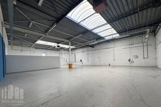 Découvrez ce showroom avec <strong>espace de stockage/atelier de 675 m²</strong>, idéalement situé à Zaventem. Bénéficiant d'un emplacement stratégique le long de la Chaussée de Louvain et de l'Avenue de la Libération, ce bien offre une visibilité exceptionnelle et une excellente accessibilité, garantissant une visibilité maximale pour votre entreprise.<br /><br />Cet espace polyvalent dispose d'une hauteur libre de 6 mètres et est équipé d'une grande porte sectionnelle, ce qui le rend parfaitement adapté à une combinaison de showroom, d'entrepôt et d'atelier. De nombreuses places de parking sont disponibles autour du bâtiment pour les clients et les visiteurs.<br /><br />Le bien est situé dans un environnement commercial dynamique, à proximité immédiate d'entreprises renommées telles que Wondercar, Sixt, Würth, Hilti et de nombreuses autres sociétés. Un emplacement idéal pour les entreprises souhaitant allier visibilité, accessibilité et fonctionnalité.<br /><br />Une opportunité unique pour implanter votre activité dans un emplacement commercial de premier choix.<br /><br />Pour plus d'informations, les plans ou une visite sans engagement, contactez <strong>PANORAMA B2B</strong> au <strong>0477 30 40 05</strong>.