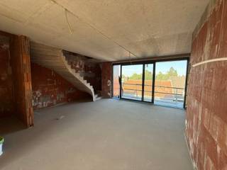 Duplexappartement op de derde en vierde verdieping van een kleinschalig kwalitatief hoogstaand appartementsgebouw.<br />
<p>Villa Allegro is een exclusief nieuwbouwproject gelegen aan de Kortrijkstraat. Hier worden vier uitzonderlijk ruime appartementen en een handelspand gerealiseerd op een toplocatie in het centrum met winkels, horeca, cultuur, sport en openbaar vervoer op wandelafstand.</p>
<p>De appartementen onderscheiden zich door hun royale en doordachte indeling, grote raampartijen die overvloedig natuurlijk licht binnenlaten, en een verfijnde afwerking met uitsluitend hoogwaardige materialen, in harmonie met het luxueuze en kwalitatieve karakter van het gebouw.</p>
<p>De appartementen beantwoorden aan de meest recente energetische normen en zijn uitgerust met vloerverwarming op basis van een individuele warmtepomp en een ventilatiesysteem voor een gezond binnenklimaat.</p>
<p>Achteraan het terrein zijn private garages voorzien, bereikbaar via het Rameplein, evenals fietsenbergingen met een toegang langs de Nieuwstraat.<br /><br /><b>Jouw woonwensen, jouw indeling.</b><br /><span>Kopers krijgen de mogelijkheid om de inrichting en afwerking af te stemmen op hun eigen stijl en behoeften, in samenspraak met de bouwheer.</span><br /><br /><b><u>Villa Allegro bestaat uit volgende entiteiten :</u></b><br /><span>- Gelijkvloers: 275 m² handelsruimte - </span><b>VERKOCHT </b><br /><span>- 1° Verdiep (1.1): 160 m² + 34 m² terrassen – 3 slpk – 2bdk - berging <strong>- VERKOCHT </strong></span><br /><span>- 2° Verdiep (2.1): 160 m² + 28 m² terrassen – 3 slpk – 2 bdk – berging<strong> - VERKOCHT </strong></span><br /><span>- 3° Verdiep (3.1): duplex 116 m² + 11 m² terrassen – 2 slpk – bdk – berging</span><br /><span>- 3° Verdiep (3.2): duplex 121 m² + 23 m² terrassen – 2 slpk – bdk – berging</span><br /><span>- 5 privatieve bergingen </span><br /><span>- Individuele fietsenbergingen</span><br /><span>- 6 garages + 3 autostandplaatsen</span><br /><br /><b>Mogelijkheid tot aankoop aan 6% btw<span> </span></b><span>(i.p.v. 21%), indien u voldoet aan de voorwaarden.</span><br /><span>Meer info hierover op kantoor.</span></p>