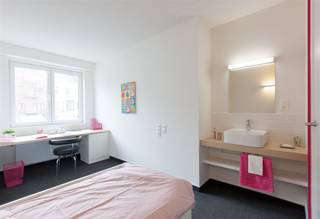 <p><span>Investeringsvastgoed met huurgarantie tem 2033-2034!</span></p><p><span>Bent u op zoek naar een zorgeloze investering? Deze gezellige kamer is gelegen op de 2de verdieping van een recent gebouw (bj 2013) met een gewaarborgde huurinkomst tem 2033-2034. De huur bedraagt actueel €547/maand en wordt ieder jaar geïndexeerd. </span></p><p><span>De kamers zijn vast verhuurd door de beheerder in het gebouw. </span></p><p><span> </span></p><p><span>De kamer beschikt over een eigen badkamer, slaapvertrek, ijskast, bed, kleerkast en bureau. De huurders beschikken daarnaast over een gemeenschappelijke keuken, studeerruimte, bar, lounge, groen terras en fietsenstalling. </span></p><p><span> </span></p><p><span>Mis deze unieke kans niet!</span></p>