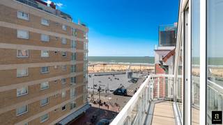 Dit verzorgde en volledig gemeubelde appartement combineert comfort, ruimte en een uitstekende ligging. Dankzij de uitstekende ligging bevindt u zich op korte wandelafstand van het strand en de Zeedijk. Winkels, restaurants en andere voorzieningen bevinden zich in de directe omgeving, waardoor u optimaal kunt genieten van alles wat Knokke te bieden heeft.<br /><br />Het appartement beschikt over een lichtrijke leefruimte met een open, volledig uitgeruste keuken, voorzien van alle nodige toestellen. Dankzij de praktische indeling vormt dit de ideale plek om samen te koken, te ontspannen of gasten te ontvangen. Er zijn 4 volwaardige slaapkamers met telkens een dubbel bed aanwezig. Daarnaast zijn er drie volwaardige badkamers, wat zorgt voor extra comfort voor gezinnen of meerdere bewoners. Verder is het appartement uitgerust met zowel een wasmachine als een droogkast. Vanuit het appartement geniet u van een mooi zeezicht, een extra troef die elke dag een vakantiegevoel creëert.<br /><br />Dit appartement wordt volledig gemeubeld verkocht en is daardoor onmiddellijk klaar voor eigen gebruik, als tweede verblijf of als interessante investering.<br />Interesse of wenst u meer informatie? Neem gerust contact met ons op. Wij beantwoorden graag al uw vragen en plannen met plezier een bezichtiging in.