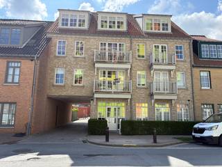 Ontdek deze overdekte staanplaats op centrale locatie te Heist-aan-Zee in de Marktstraat naast het nieuwbouwproject Hoost . <br />zeer goed bereikbaar op het gelijkvloers, ook met een grote auto. zo goed als geen gemeenschappelijke kosten.<br />