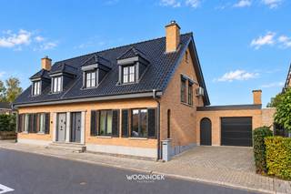 <p>Ontdek deze instapklare halfopen bebouwing in Kemzeke, deelgemeente van Stekene. Deze gerenoveerde woning combineert drie ruime slaapkamers met een ingerichte keuken, een afzonderlijke berging, een aparte garage en een onderhoudsvriendelijk zonneterras. Hierdoor vormt ze een aantrekkelijke thuis voor starters, koppels en gezinnen.</p><p>Aan de voorzijde beschikt de woning over een oprit. Daarnaast is er een vernieuwde geïsoleerde (crepi) garage aanwezig, uitgerust met een elektrische sectionaalpoort. </p><hr /><p><span>Bij binnenkomst wordt u verwelkomd in de inkomhal, waar zich ook het afzonderlijke gastentoilet bevindt. Vanuit de hal loopt u rechtdoor naar de ingerichte keuken met eiland. Dankzij de beschikbare werk- en kastruimte beschikt u hier over het nodige comfort voor dagelijks gebruik. Aansluitend bevindt zich een afzonderlijke berging, uitgerust met aansluitingen voor een wasmachine en droogkast. </span></p><p><span>Achteraan bevindt zich het zonneterras met een zonneluifel. Deze onderhoudsvriendelijke buitenruimte vormt een aangename plek om van de buitenlucht te genieten, gezellig te tafelen of een comfortabele loungehoek in te richten. </span></p><hr /><p><span>Op de eerste verdieping bevinden zich drie slaapkamers. De verschillende kamers bieden voldoende mogelijkheden voor een persoonlijke inrichting en 2 zijn voorzien van een lucht-luchtwarmtepomp. De badkamer is uitgerust met een ruime inloopdouche, een dubbele wastafel in meubel en een toilet. Dankzij deze praktische inrichting beschikt het hele gezin over het nodige dagelijkse comfort.</span></p><p><span>Via een vlizotrap bereikt u de zolderverdieping. Deze biedt bijkomende opbergmogelijkheden voor seizoensmateriaal, koffers en andere spullen die u graag buiten de woonruimtes bewaart.</span></p><hr /><p><span>Dankzij de combinatie van drie slaapkamers, een ingerichte keuken met praktische berging, een garage met elektrische sectionaalpoort en een aangenaam zonneterras vormt deze halfopen bebouwing een interessante opportuniteit in Kemzeke.</span></p><p><span>Vraag uw bezoek eenvoudig online aan, telefonisch via 09 310 77 07 of mail naar info@woonhoekvastgoed.be</span></p>