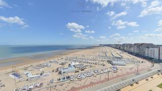 Ontdek dit zeldzaam juweeltje met een ongeëvenaard uitzicht in Duinbergen!<br />Dit unieke dakappartement biedt niet alleen een prachtige locatie aan het Albertstrand, maar ook een spectaculair uitzicht dat uw hart zal veroveren.<br />Met een panoramisch zicht over de Noordzee en het uitgestrekte strand, is dit echt een kans die slechts zelden op de markt komt.<br />Laat u betoveren door de lichtrijke woonkamer, waar u dagelijks kunt genieten van het schouwspel van de golven vanaf uw eigen zonnig terras.<br />De keuken, compleet met hoogwaardige toestellen, biedt niet alleen een ruimte om te koken, maar ook een podium om te genieten van het adembenemende uitzicht terwijl u dineert.<br />Men beschikt er over twee volwaardige slaapkamers, elk met op maat gemaakte kasten, waarvan de master bedroom met een eigen douchekamer, dressing en achterterras, en de gastenkamer met een privé douche en wastafel.<br />Er is een fietsberging en een kelder beschikbaar en garages zijn mogelijk in de buurt.<br />Mis deze unieke kans niet op éénn van de meest gewilde locaties aan de Belgische kust.<br />Bel vandaag nog voor een exclusieve bezichtiging op 050/760760.