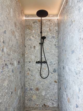 Deze strak ontworpen nieuwbouwwoning van Huysman Bouw ligt in een rustige, nieuwe verkaveling tussen de Eeklostraat en Benninckstraat. De bouwwerken zijn gestart en u koopt aan vaste prijs. De woning is zuidoost georiënteerd op een perceel van ruim 382m² en beschikt over een carport, zolder, 3 slaapkamers en een praktische wasplaats. Dankzij de grote raampartijen geniet u van veel licht en een optimale indeling. Energiezuinigheid staat centraal: warmtepomp met vloerverwarming op beide verdiepingen, zonnepanelen, ventilatie met warmterecuperatie en superisolerende beglazing zijn standaard. Uw interieur kiest u volledig op maat, met begeleiding van onze interieurarchitect. Ruime budgetten voor keuken, vloeren en deuren zijn voorzien. Ontworpen door CAS architecten, met hoogwaardige gevelmaterialen en strakke lijnen. Interesse? Contacteer Ewout Vanden Bussche via 0497 588 888 of contact@huysmanbouw.be.<br />