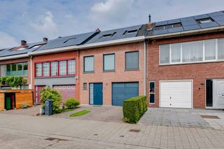 A stone's throw from the center of Ekeren, this ready to move in house is for sale in the Gravenlaan 25 . If you want a nice walk, the nearby Park...