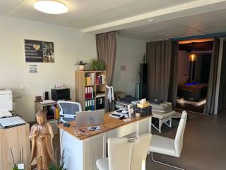 Dit handelspand bevindt zich in winkelcentrum "De Beek" te Kalmthout, vlakbij verschillende andere winkelpanden. Het pand bestaat uit een inkomruimte op tegelvloer, aparte bureau, berging , apart toilet, polyvalente ruimte en een kitchenette. Er zijn vele mogelijkheden voor dit gunstig gelegen handelspand op een locatie waar erg veel passage van potentiële klanten is. Vele mogelijkheden tot inrichting, uitstekende bereikbaarheid en ruime parkeergelegenheid vlakbij. Zeker het bezoeken waard!