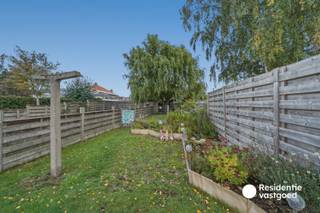 Op een gunstige ligging nabij het centrum van Oudenburg bevindt zich deze ruime rijwoning op een perceel van 321 m². Dankzij de praktische indeling, de verschillende slaapkamers en de ruime tuin biedt deze woning tal van mogelijkheden voor wie op zoek is naar een gezinswoning met potentieel.<br /><br />Via de inkomhal bereikt u de lichtrijke leefruimte met zicht op de tuin. Aansluitend bevindt zich de ingerichte keuken. Verder beschikt het gelijkvloers over een praktische kelder, een afzonderlijk toilet en een wasruimte.<br /><br />Op de eerste verdieping bevinden zich twee ruime slaapkamers en een badkamer met inloopdouche, dubbele lavabo en toilet. De tweede verdieping biedt nog twee bijkomende kamers die perfect kunnen dienen als extra slaapkamer, bureau of hobbyruimte.<br /><br />Buiten geniet u van een aangename tuin met ruim terras, gazon en een praktisch tuinhuis voorzien van elektriciteit.<br /><br />Een woning met heel wat mogelijkheden, een ruime tuin en een centrale ligging nabij winkels, scholen en andere voorzieningen!