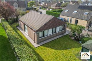 Deze charmante gelijkvloerse woning met hellend dak is rustig gelegen in een aangename woonwijk in Heusden en biedt een mooie combinatie van...