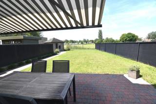 Ruim gelijkvloers appartement met indrukwekkende tuin!<br /><br />Op zoek naar ruimte, comfort én een fijne buitenplek? Dit aangename appartement combineert een ruime leefruimte met twee grote slaapkamers, een terras en een mooie, grote tuin.<br /><br />De ruime living en keuken sluiten mooi op elkaar aan en vormen zo één aangename leefruimte. Vanuit de slaapkamers heb je toegang tot het terras en de grote tuin, waar je volop kan genieten van de buitenruimte. Achteraan de tuin bevindt zich bovendien een praktisch tuinhuis, ideaal voor fietsen, tuinmateriaal of extra bergruimte.<br /><br />Verder beschikt het appartement over twee ruime slaapkamers, een praktische berging en een badkamer. Ook aan parkeergelegenheid is er geen gebrek: er is zowel een garage boven als een ondergrondse staanplaats voorzien.<br /><br />Met een EPC-label B biedt het appartement bovendien een gunstige energieprestatie.<br /><br />De huurprijs bedraagt € 875 per maand, aangevuld met maandelijks € 75 gemeenschappelijke kosten.<br /><br />Het appartement is beschikbaar vanaf midden oktober.<br />Interesse? Neem zeker contact met ons op!