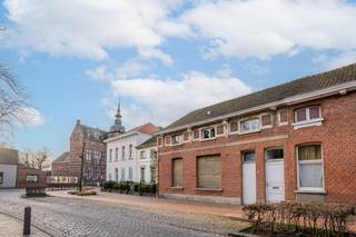 <p>Deze unieke karaktervolle woning met authentieke elementen is gelegen in het centrum van Gierle, op wandelafstand van winkels, bakker, openbaar vervoer en scholen.</p>
<p>De woning bevindt zich in te renoveren staat, maar net dat maakt haar zo interessant. <br />De woning bestaat op het gelijkvloers uit een inkomhal, polyvalente ruimte. De verdieping: keuken, slaapkamer en badkamer. Een absolute troef is de kelder, die tal van mogelijkheden biedt: extra bergruimte, een hobbyruimte of zelfs een wijnkelder.</p>
<p>De zuidgerichte tuin garandeert de hele dag zon en biedt privacy</p>
<p>Ook praktisch scoort deze woning bijzonder sterk. Scholen, openbaar vervoer, bevinden zich op wandelafstand en belangrijke snelwegen op slechts enkele minuten. Winkels, ontspanning en restaurants zijn vlot bereikbaar, wat het dagelijkse leven bijzonder comfortabel maakt.</p>