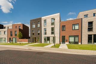 Welkom in deze stijlvolle en energiezuinige woning gelegen aan de Jommekestraat 31 in Turnhout. Via de inkomhal met gastentoilet betreden we...