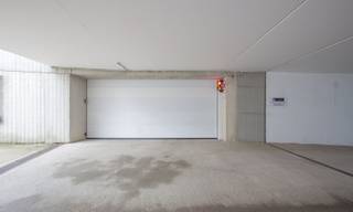 Enkele garagebox gelegen in het ondergrondse garagecomplex Promenade Parking 2, onder het Schildpadplein, in het centrum van Nieuwpoort-Bad. Uitstekend gelegen op wandelafstand van de zeedijk, de havengeul, tal van winkels, restaurants en het openbaar vervoer. Afmetingen: 3 m x 6 m.<br />Verkoop onder erfpacht.