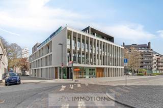 Residentie "BROELHOTEL"<br /><br />Dit instapklare appartement op de eerste verdieping combineert hoogwaardige materialen met een sublieme ligging.<br /><br />De stijlvolle Obumex-keuken en de luxueus uitgeruste badkamer garanderen maximaal wooncomfort.<br />De ruime inkomhal beschikt over een ingebouwde vestiairekast, en de twee lichtrijke slaapkamers bieden een aangename leefruimte.<br /><br />Aan de voorzijde geniet u op het balkon van een uniek zicht op de majestueuze platanen langs de Dam en een zijdelings uitzicht op de Leie.<br />Aan de achterzijde bevindt zich een ruim leefterras, ideaal georiënteerd op de namiddag- en avondzon.<br /> <br />Dit appartement wordt verhuurd met een kelderberging en een ruime garage met geautomatiseerde poort.<br /><br />Voor een persoonlijke afspraak of meer informatie kunt u rechtstreeks contact opnemen met Christophe op het nummer 0497 41 37 37 of mailen naar christophe@immotion.be.