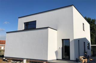 TE KOOP in Eke 's Gravendreef 4 lot 3<br /><br />Mooi gelegen stuk bouwgrond voor het bouwen van een open bebouwing.<br /><br />Opp lot 3 : +/- 400m² Prijs : € 155.000<br /><br />FORMULE WATER- EN WINDDICHT:<br />- Ruwbouwwerken<br />- Timmerwerken<br />- PVC ramen met beglazing kw 1.0<br />- Dak- & zinkwerken<br />_________________<br />= € 289.646 excl. btw<br /><br />OPTIE AFWERKING:<br />- Elektriciteit en ventilatie<br />- Chape -en vloerisolatie<br />- Pleisterwerken<br />- Sanitaire werken ( HW toestellen = € 4.000 excl. btw )<br />- Warmtepomp lucht/water ( Viessmann )<br />- Bevloering ( HW vloer : 35€/m² HW plinten : 12.50€/lm HW wandtegels : 25€/m² )<br />- Keukeninstallatie ( HW = € 8.000 excl. btw)<br />- Binnen schrijnwerk<br />- Voegwerken<br />- Blowerdoortest<br />- Zonnepanelen 8st. ( 435 Wp )<br />_________________<br />= € 124.134 excl.btw<br /><br />WIJ BOUWEN OOK A LA CARTE<br />Opties zijn mogelijk tot net voor " Normale Bewoonbaarheid" (volgens aannemingsovereenkomst)<br />Informeer naar onze interessante HUISRUIL-FORMULE<br /><br />zie ook : WWW.SPEYBROECK.BE<br />Bel 0473 300 700 of GRATIS 0800 15 700<br /><br /><br />