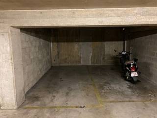 Parkeerplaats in een ondergrondse parking (-2) van een appartementsgebouw. Geschikt voor een kleine auto of motorfiets. Super goede ligging,...