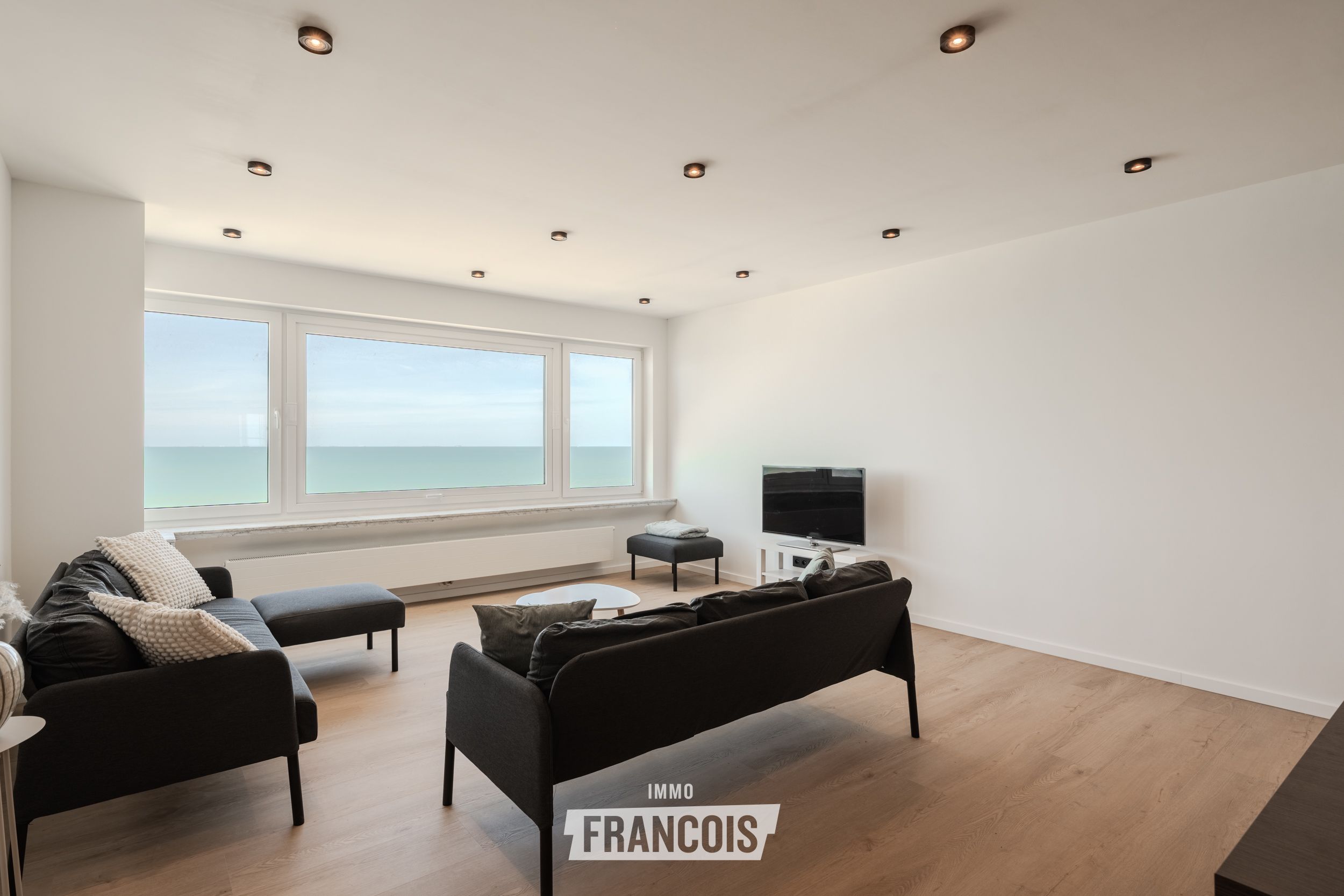 Volledig gerenoveerd 2-slaapkamerappartement met panoramisch zeezicht in Middelkerke - foto 4