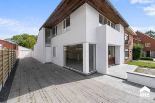 <p> </p><p>Charmante Halfopen Woning in Zillebeke met Grote Tuin en Veel Potentieel</p><p> </p><p>Deze instapklare halfopen woning in het rustige Zillebeke biedt de perfecte combinatie van comfort, ruimte en veelzijdigheid. Omgeven door een prachtige, grote omheinde tuin, is dit de ideale plek om te genieten van rust en privacy. De woning is perfect onderhouden en kan niet alleen dienen als gezinswoning, maar biedt ook tal van mogelijkheden voor een handelsgebouw of zelfs een kangoeroewoning, dankzij de bijgebouwen die zijn voorzien van sanitair en elektriciteit.</p><p> </p><p>Binnen treft u een lichte, ruime woonkamer en een moderne keuken die uitkijkt op de tuin. De polyvalente ruimte op de begane grond biedt talloze mogelijkheden voor een home-office, atelier of hobbyruimte. De woning beschikt over drie comfortabele slaapkamers, een praktische dressing, en een droge kelder voor extra opbergruimte. Verder zijn er drie toiletten en een washok voor het nodige gemak. De regenput van 10.000 liter zorgt voor een ecologische en kostenefficiënte waterhuishouding.</p><p>De dubbele garage met bijgebouwen is ideaal voor het parkeren van voertuigen of het uitoefenen van een beroep aan huis. De combinatie van sanitair en elektriciteit maakt het ook mogelijk om het pand voor commerciële doeleinden te gebruiken.</p><p> </p><p>De woning ligt bovendien op een uitstekende locatie, met school, winkels en de snelweg binnen handbereik. Hier woont u rustig, maar toch met alle voorzieningen dichtbij.</p><p>Met zijn charmante uitstraling en veelzijdige mogelijkheden is deze woning een echte parel in Zillebeke. Maak snel een afspraak voor een bezichtiging en ontdek alles wat dit bijzondere pand te bieden heeft.</p>