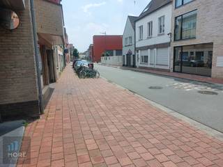 <br />Autostaanplaats te koop ter hoogte van de rotonde in het begin van de Lippenslaan in Knokke. Gemakkelijk te bereiken op niveau min -1 en met camerabewaking.<br /><br /><br /><span><strong>Tekoopstelling onder voorwaarden; Zie www.more.be, "bijlagen" en onder voorbehoud van beschikbaarheid.</strong></span>