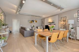 Op zoek naar een instapklaar en energiezuinig appartement te koop in Burcht? Dit appartement op de tweede verdieping combineert een centrale, rustige ligging met hoogwaardig wooncomfort. Dankzij de uitstekende bereikbaarheid nabij scholen, winkels en het openbaar vervoer is dit appartement de ideale koop voor wie zorgeloos wil wonen of slim wil investeren.<br /><br />Indeling van het appartement:<br /><br />- Inkomhal met praktische ingemaakte vestiairekast<br />- Royale leefruimte<br />- Volledig uitgeruste keuken met alle nodige toestellen<br />- Handige berging voor extra opbergruimte en met aansluiting voor wasmachine en droogkast<br />- Twee ruime slaapkamers<br />- Verzorgde badkamer<br />- Twee terrassen, waarvan 1 met zicht op de binnentuin <br />- Afgesloten garagebox (inclusief in de vraagprijs)<br /><br />Troeven en bereikbaarheid:<br /><br />Dit appartement in Burcht op de tweede verdieping onderscheidt zich door een goede energiescore (EPC B), een instapklaar karakter en een doordachte indeling. Met twee terrassen geniet u steeds van een fijne lichtinval en aangename buitenruimte. Bovendien biedt de inbegrepen garagebox het nodige parkeergemak en extra veiligheid. Gelegen in het gezellige centrum van Burcht bevindt u zich op wandelafstand van scholen, winkels en vlot openbaar vervoer, met een snelle verbinding naar belangrijke invalswegen.<br /><br />Bent u overtuigd? Neem vandaag nog contact op voor een bezoek via Dewaele.com<br /><br />Bestuursmaatregelen in het maatregelenregister: nee