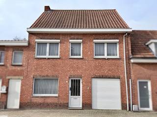 Op zoek naar een renovatie woning in Beerse?Bekijk dan zeker dit ruime huis in de Beekakkerstraat. De ideale ligging in het centrum, met 3...