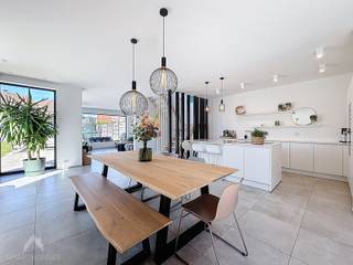 Deze recente halfopen woning (bouwjaar 2020) combineert moderne architectuur met een praktische indeling en hedendaags wooncomfort. Via de inkomhal met gastentoilet en toegang tot het bureau kom je in de lichtrijke leefruimte.<br />De open, volledig geïnstalleerde keuken met eetplaats vormt het hart van de woning en sluit naadloos aan op de gezellige zithoek met zicht op de tuin. Buiten geniet je van een onderhoudsvriendelijke tuin met terras én een overdekt terras, rechtstreeks toegankelijk vanuit de leefruimte — ideaal om het hele jaar door van buiten te genieten. Via het zijpoortje is de tuin ook vlot bereikbaar.<br /><br />Op de verdieping bevinden zich drie slaapkamers en twee badkamers, waarvan één ensuite met douche, bad en lavabo. De tweede badkamer is uitgerust met een douche en lavabo. Daarnaast is er een apart toilet.<br />Vooraan biedt de woning plaats voor maar liefst zes wagens. Een instapklare woning met ruimte, comfort en een uitstekende bereikbaarheid.<br /><br />Extra troeven<br /><br />
<ul>
<li>zonnepanelen + batterij</li>
<li>warmtepomp</li>
<li>regenwaterputten 2x 10000 l</li>
<li>alarm</li>
<li>vloerverwarming</li>
<li>nabij winkels, scholen en belangrijke invalswegen</li>
</ul>
<br />Deze woning is te koop ZONDER makelaar via het concept van Smart Houses. Wenst u verdere inlichtingen of een bezoek? Contacteer rechtstreeks de eigenaar via 0496/97.79.34