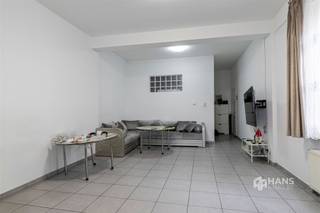 <p><span>2e verdieping achteraan</span></p><p><span> </span></p><p><span>Ruim appartement (72 m²) met 1 slaapkamer in Antwerpen (2060).</span></p><p><span>In de Lange Lobroekstraat woon je in een opkomende buurt nabij Park Spoor Noord en de Slachthuissite. Winkels, supermarkten en andere voorzieningen zijn vlot bereikbaar en ook aan openbaar vervoer is er geen gebrek. Met de fiets sta je bovendien in een mum van tijd in het centrum. Dankzij de nabijheid van belangrijke invalswegen is ook de verbinding met de wagen uitstekend.</span></p><p><span>Het appartement bevindt zich achteraan op de tweede verdieping van een kleinschalig gebouw en heeft een bewoonbare oppervlakte van circa 72 m². Het gebouw werd in 2008 volledig gerenoveerd en het appartement behaalt een goede EPC-score C en beschikt over conforme elektriciteit. Er zijn aparte meters aanwezig en de vaste kosten blijven met slechts €25 per maand bijzonder beperkt.</span></p><p><span>Je komt binnen in de ruime leefruimte met open keuken aan de achterzijde, samen goed voor maar liefst 35 m². Dankzij de open indeling is er voldoende plaats voor zowel een gezellige zithoek als een volwaardige eethoek. De keuken is voorzien van heel wat kastruimte en de nodige toestellen.</span></p><p><span>De slaapkamer heeft een mooie oppervlakte van circa 12 m². De ruime badkamer van 8 m² is uitgerust met een ligbad met douche, lavabomeubel, toilet en aansluitingen voor wasmachine en droogkast.</span></p><p><span>Een energiezuinig appartement met een ruime leefruimte én bijzonder lage vaste kosten op een centrale locatie in Antwerpen. Ideaal voor starters of als investering!</span></p><p><span>Bewoonbare opp. 72 m² ref.: bruto vloeropp. EPC. Voor meer info of een gratis schatting surf naar </span><span><span>www.hansimmo.be</span></span></p><p><span> </span></p>