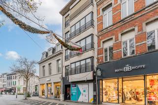 <strong>Verzorgd bemeubeld appartement op de tweede verdieping in dé winkelstraat van Turnhout</strong><br /><br />Ligging: Centraal gelegen in de grote winkelstraat van Turnhout omgeven door winkels, openbaar vervoer, horeca en met een vlotte verbinding naar de Grote Markt en hoofdwegen. <br /><br />Dit charmante appartement vinden we terug op de tweede verdieping van een kleinschalig gebouw en is bereikbaar met de lift. Het appartement is leuk ingedeeld en bestaat uit een inkomhal, een open leefruimte met aansluitend aan de voorzijde een keuken en berging. Via de nachthal kan men de badkamer met ligbad/douche en toilet bereiken, alsook 1 slaapkamer en een ruime dressing. Achteraan is een klein balkon aanwezig. <br />Dit appartement mag volledig bemeubeld verhuurd worden.<br /><br />Bijzonderheden: <br />- EPC: B-label<br />- Beschikbaarheid: 1/05/2026<br />- Gemeenschappelijke kosten: €25