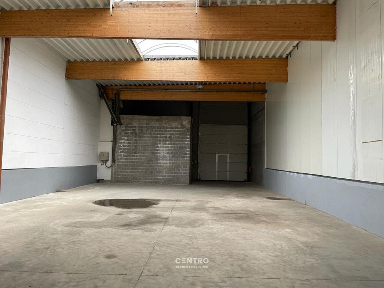 Instapklaar magazijn (250m2) met automatische sectionaalpoort langs de N8 te Elverdinge (Ieper). Ambachten toegestaan ! - photo 4