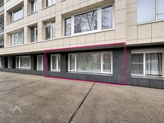 <p>Welkom in dit stijlvol volledig gerenoveerde gelijkvloerse appartement, waar hedendaags wonen en comfort hand in hand gaan. De inkomhal leidt naar een aangename, lichtrijke leefruimte met open keuken, perfect voor gezellige avonden of een ontspannen thuisgevoel.</p>
<p>Verder beschikt het appartement over een volwaardige slaapkamer en een strak ingerichte badkamer met inloopdouche, lavabo en toilet.</p>
<p>De ligging is een absolute troef: vlakbij belangrijke invalswegen, winkels en scholen én op wandelafstand van een tramhalte, wat zorgt voor een vlotte en zorgeloze mobiliteit.</p>
Een instapklaar appartement met een frisse uitstraling, ideaal voor starters, alleenstaanden of als slimme investering.<br /><br />Extra troeven:<br /><br />
<ul>
<li>energiezuinig</li>
<li>elektrische rolluiken</li>
<li>nabij belangrijke invalswegen, scholen, winkels</li>
<li>vlakbij de tramhalte</li>
<li>volledig gerenoveerd</li>
<li>instapklaar</li>
</ul>
BIEDEN VANAF 159.000 euro <br />
<p>Deze woning is te koop ZONDER makelaar via het concept van Smart Houses. Wenst u verdere inlichtingen of een bezoek? Contacteer rechtstreeks de eigenaar via 0471/68.54.08</p>