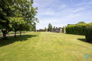 <pre><span>For a viewing or more information, call Saimen at 0470 79 24 20 or email saimen@cornelis-goeman.be.

Located on the outskirts of Geraardsbergen at Hogeweg 206, this well-maintained home is full of character. The property sits on a plot measuring 2,677 m² (26 ares 77 ca).

The house combines authentic charm with a practical layout, offering great potential for families, self-employed professionals, or anyone needing extra storage space. Thanks to the spacious garage and additional outbuildings, there is room for multiple vehicles, a hobby room, a workshop, or storage.

The ground floor layout comprises an entrance hall, a dining room and seating area with an open-plan kitchen, and the bathroom. The first floor features four bedrooms and a landing. Adjacent to the house, there is a spacious storage area and a separate garage.

The location is another major asset. You enjoy easy access to Geraardsbergen town center, shops, schools, and major arterial roads, while also having the peace and greenery of the Flemish Ardennes right on your doorstep.

Are you looking for a home with character, plenty of space, and diverse possibilities? Then this property is certainly worth a visit.</span></pre>