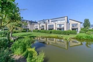 Gesitueerd in een groene en rustige omgeving, vinden we dit appartement met 2 slaapkamers met ondergrondse staanplaats te huur. Gelegen op de rand...