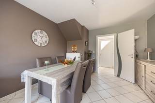 <p><span>Energiezuinige HOB met 3 slaapkamers, garage en ruime zolder</span></p><p><span>In een rustige woonwijk in Boom, nabij recreatiedomein De Schorre, bevindt zich deze verzorgde halfopen bebouwing uit 2004, gelegen op een perceel van 119 m² met een oppervlakte van 124 m².</span><span><br /><br />De woning beschikt over een lichtrijke woonkamer met eetplaats en een ingerichte keuken met inbouwtoestellen. Via de grote schuiframen bereikt u de aangelegde terrastuin. Verder zijn er een inkomhal met gastentoilet, berging en inpandige garage. Op de eerste verdieping bevinden zich 3 slaapkamers, waarvan één met dressing, en een badkamer met ligbad, douche en dubbel wastafelmeubel. De zolder van circa 36 m² biedt mogelijkheden voor een extra slaapkamer, bureau of hobbyruimte, mits de nodige aanpassingen.<br /><br />Buiten geniet u van een onderhoudsvriendelijke terrastuin van circa 26 m².<br /><br /></span><span>TROEVEN:</span></p><ul><li><span>3 slaapkamers en dressing</span></li><li><span>Inpandige garage</span></li><li><span>Ruime, nog in te richten zolder</span></li><li><span>Terrastuin van circa 26 m²</span></li><li><span>Zonnepanelen</span></li><li><span>EPC-label B, 193 kWh/m²/jaar</span></li><li><span>Rustige ligging nabij De Schorre</span></li></ul><p><span> </span></p><p><span>Interesse in deze woning? Contacteer ons voor meer informatie of een bezoek!<br />Gratis schatting van uw eigendom? Contacteer ons vrijblijvend.<br /><br />Robin Van den Bergh<br />robin@home4you.be<br />+32 468 23 19 79<br /></span><span>7/7 bereikbaar</span></p><p><span> </span></p><p><span><br /><br /><br /><br /></span></p>