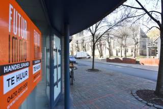 Dit handelsgelijkvloers situeert zich aan het Kerkplein, uiterst interessant gelegen met heel veel passage en bovendien een ruime GRATIS parking aan de overkant.<br />Het pand kan voor verschillende doeleinden ingericht worden, onder meer voor dienstverlenende bedrijven maar ook als winkelruimte of praktijk.<br /><br />Ze heeft een totale benutbare oppervlakte van 90m² en bestaat uit één grote ruimte (36m²) met afzonderlijk toilet en berging, aansluitend nog een ruimte van 12m² die toegang geeft tot een ingerichte keuken met eetmogelijkheid. Van hieruit is er een terras (+- 6m²) toegankelijk, alsook een extra bureau of berging van 7,5m². Als extra is er nog een (oude, maar bruikbare) badkamer.<br />De handelsruimte wordt verwarmd met elektrische accumulatoren. <br />Onmiddellijk beschikbaar. Interesse?<br />Contacteer Sarah (sarah@futurimmo.be)