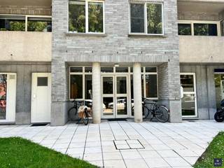 <p><span>LICHTRIJK GERENOVEERD APPARTEMENT OP TOPLOCATIE</span></p><p><span> </span></p><p><span>Bent u op zoek naar een comfortabel en ruim appartement met 2 slaapkamers waar u meteen kunt intrekken? Dit recent gerenoveerde appartement in het centrum van Beveren (Cortewallewijk) combineert moderne voorzieningen met praktische leefruimte en een warme uitstraling.</span></p><p><span>Tijdens de renovatie werden o.a. nieuwe ramen geplaatst, een volledig nieuwe keuken geïnstalleerd, de badkamer vernieuwd en een nieuwe sectionaalpoort aan de garage voorzien. </span></p><p><span>De mooie parketvloer in de woonkamer werd bovendien opnieuw opgeschuurd en behandeld, waardoor de leefruimte een frisse en verzorgde uitstraling heeft gekregen.</span></p><p><span> </span></p><p><span>De elektrische verwarming wordt aangevuld met een gezellige pelletkachel in de woonkamer, die zorgt voor extra warmte en sfeer tijdens de koudere maanden.</span></p><p><span> </span></p><p><span>I</span><span>ndeling &amp; troeven:</span></p><p><span> </span></p><p><span>     - Inkomhal met vestiairemogelijkheden</span></p><p><span>     - Apart toilet</span></p><p><span>     - Zeer ruime woonkamer met parket </span></p><p><span>     - Volledig uitgeruste nieuwe keuken </span></p><p><span>     - Praktische berging </span></p><p><span>     - 2 volwaardige slaapkamers </span></p><p><span>     - Moderne badkamer met inloopdouche, dubbel lavabomeubel en toilet </span></p><p><span>     - Terras vooraan èn achteraan </span></p><p><span>     - Garagebox (incl. aparte berging) met vernieuwde sectionaalpoort </span></p><p><span> </span></p><p><span>Belangrijke info:</span></p><p><span> </span></p><p><span>     - De huurprijs: </span><span>€ 975/m </span><span>+ </span><span>€ 100/m gemeenschappelijke kosten</span><span>    </span><span>(totaal : € 1.075/maand)</span></p><p><span>     - De huurwaarborg: drie maanden huur (€ 2.925)<br />     - De kostprijs van de ingaande plaatsbeschrijving: € 200,- excl. 21% BTW (per contractpartij)</span></p><p><span>     - EPC Label B</span></p><p><span>    - </span><span>BESCHIKBAARHEID : vanaf 1/7/2026</span></p><p><span> </span></p><p><span>Wenst u graag meer info of bent u geïnteresseerd in een plaatsbezoek? Gelieve ons dan te contacteren op het nummer 03 775 41 88 of mail naar christel@vastgoed-smet.be    </span></p><p><span> </span></p><p><span>De verstrekte gegevens/informatie (zowel online als gedrukt) worden vrijblijvend verstrekt, enkel ter inlichting, zonder contractuele verbintenis of garantie van onzentwege en kunnen op ieder ogenblik gewijzigd worden.</span></p><p><span> </span></p><p><span> </span></p>