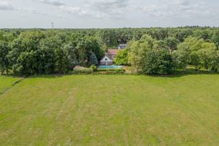 In een groene, doodlopende villawijk in Brasschaat wacht Dopheidelaan 12: een royale villa op 2.520 m² met zwembad en een uniek, wijds uitzicht...