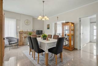 <p><span>Goed gelegen halfopen bebouwing met ruime oprit, 3 slaapkamers en tuin</span></p><p><span> </span></p><p><span>Dit betreft een charmante, halfopen bebouwing met 3 slaapkamer nabij de dorpskern van Kieldrecht.<br />De woning is gunstig gelegen op wandelafstand van winkels, scholen, openbaar vervoer en is tevens een zeer geschikte uitvalsbasis voor Antwerpen &amp; het Havengebied door door de nabijheid van de E34 (Antwerpen-Gent).</span></p><p><span>De gezellige ruimtes, de gunstige attesten en de aangename tuin zijn enkele van de vele troeven die deze woning te bieden heeft. </span></p><p><span><br /></span><span>INDELING</span></p><p><span> </span></p><p><span>Gelijkvloers:</span></p><p><span>Mooi aangelegde oprit met voldoende parkeerplaatsen.</span></p><p><span>Inkomhal.</span></p><p><span>L vormige woonkamer met gezellige woonhoek.</span></p><p><span>Keuken met aansluitend een ruime bijkeuken voorzien van alle comfort.</span></p><p><span>Apart toilet. </span></p><p><span>Aangename veranda.</span></p><p><span>Gezellige tuin met polyvalente werkruimte. </span></p><p><span> </span></p><p><span>1e verdieping:</span></p><p><span>2 slaapkamers.</span></p><p><span>Badkamer met inloopdouche, toilet en wasmeubel.</span></p><p><span> </span></p><p><span>Zolder:</span></p><p><span>Geïsoleerde zolderkamer met vaste trap.</span></p><p><span> </span></p><p><span>EXTRA</span></p><p><span>Solide gebouw in staat van onderhoud.</span></p><p><span>Uitstekende uitvalsbasis</span></p><p><span>Woning voorzien van rolluiken.</span></p><p><span>Airco aanwezig. </span></p><p><span>Zonnepanelen en zonneboiler.</span></p><p><span>CV op aardgas via HR condensatieketel.</span></p><p><span>PVC ramen met dubbele HR beglazing.</span></p><p><span>Conforme elektrische installatie.</span></p><p><span>Dak en gevels geïsoleerd. </span></p><p><span> </span></p><p><span>EPC label B - 197kWh/m².</span></p><p><span>Wg - Vg - Gvv - Gvkr - Gmo</span></p><p><span> </span></p>