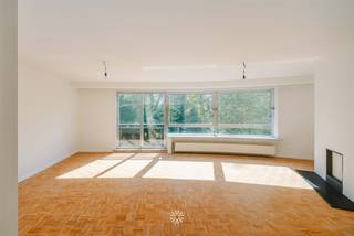 <p><span>GHENT - Appartement lumineux de deux chambres dans le quartier de la gare de Gand avec vue sur le parc</span></p><p><span> </span></p><p><span>Situé au deuxième étage de la Residentie Greenway, à l'angle de la Kortrijksesteenweg et de la Floraliënlaan, nous trouvons cet appartement prêt à l'emploi avec deux chambres à part entière, un espace de vie lumineux avec vue sur le Citadelpark, une cuisine équipée d'appareils encastrés et des installations sanitaires actualisées.</span></p><p><span> </span></p><p><span> </span></p><p><span>Ses atouts en bref : </span></p><ul><li><span>Prêt à vivre</span></li><li><span>Des espaces lumineux</span></li><li><span>Environnement verdoyant</span></li><li><span>Situation centrale, à proximité de la gare de Gand-Saint-Pierre</span></li><li><span>Local de rangement séparé avec raccordements pour lave-linge et sèche-linge</span></li><li><span>Cave privée</span></li></ul><p><span> </span></p><p><span>Aménagement : </span><span>hall d'entrée avec vestiaire, débarras séparé (buanderie), toilettes invités, séjour lumineux avec parquet authentique et cheminée décorative, cuisine intégrée, chambre avec balcon et débarras extérieur, salle de bains avec douche et lavabo, deuxième chambre avec vue sur le parc. </span></p><p><span> </span></p><p><span> </span></p><p><span>Important : </span></p><p><span>Loyer : 1 050 EUR/mois</span></p><p><span>Provision eau (K&amp;W) et chauffage : 100 EUR/mois</span></p><p><span>Provisions charges communes : 65 EUR/mois</span></p><p><span>Domicile obligatoire</span></p><p><span>Disponible à partir du 01/05/2026</span></p><p><span>EPC Label C</span></p><p><span> </span></p><p><span>Contactez l'agence immobilière Axel Lenaerts pour une visite via le site web www.axellenaerts.be/nl/huren</span></p>