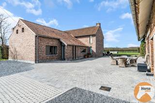 DIEPENBEEK - Unieke woning op +/- 52a<br /><br />NIEUWE VOORWAARDEN!!<br /><br />In het landelijke Diepenbeek, op een uitzonderlijk rustige locatie zonder naaste buren, vinden we deze volledig gerenoveerde instapklare woning.<br />Hier geniet u van rust en een prachtig uitzicht, terwijl er toch een goede aansluiting is met de autostrade. Voor wie houdt van ruimte en natuur is dit de ideale eigendom, met tal van wandelmogelijkheden in de velden en het nabijgelegen Jongenbos.<br /><br />De woning werd op het gelijkvloers grotendeels opengetrokken, waardoor er een lichtrijke en aangename leefruimte is met grote raampartijen achteraan. Vanuit de zitruimte met gashaard, de eetplaats en de volledig uitgeruste keuken geniet u van een prachtig zicht op het groen. Verder is er nog een inkomhal met vestiaire, een bureauruimte, een wasruimte, een apart toilet en een badkamer.<br /><br />Op de verdieping bevinden zich drie slaapkamers, een dressing, een apart toilet en een ruime badkamer met bad en inloopdouche. Ook hier kan u genieten van het mooie uitzicht over de tuin en de velden, wat zorgt voor een gevoel van rust en ruimte.<br />De verwarming van deze woning is op gas (Viessmann), met op het gelijkvloers en de badkamer boven vloerverwarming. Op de verdieping werd eveneens airco voorzien.<br /><br />Buiten is er nog een grote schuur van 100 m², ideaal als stal, opslag of voor een zelfstandige die extra ruimte nodig heeft. Hier werd ook nog een aparte bureauruimte ingericht. <br />In 2023 werden er 26 zonnepanelen geplaatst, en er is tevens een laadpaal voor elektrische voertuigen voorzien.<br />Naast de ruime tuin maakt ook het aangrenzende perceel van 35 are deel uit van deze eigendom. Dit biedt tal van mogelijkheden, zoals uitbreiding van de tuin of voor het houden van dieren.<br />Kortom, deze woning combineert comfort, ruimte en een unieke ligging! <br /><br />Interesse in deze unieke eigendom? Contacteer ons voor meer info of een bezoek ter plaatse op het nummer 053/60 65 66!