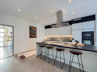 Deze recent gerenoveerde en luxueus afgewerkte gezinswoning is gelegen op een uiterst gunstige locatie in Petegem aan de Schelde. De woning...