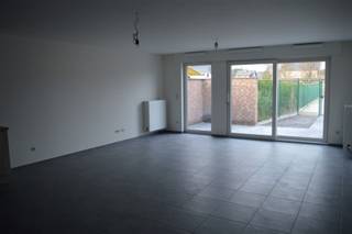 <p><span>Ruim gelijkvloers appartement te huur Mol (Rauw).<br />Dit aangenaam en lichtrijk gelijkvloers appartement is ideaal gelegen in een rustige omgeving van Mol-Rauw, met een vlotte verbinding naar zowel Lommel als de ring Geel Mol Lommel.</span></p><p><span>Indeling:</span></p><ul><li><span>Inkomhal </span></li><li><span>Ruime woonkamer met open, volledig ingerichte keuken </span></li><li><span>Praktische berging </span></li><li><span>Badkamer met alle comfort </span></li><li><span>1 ruime slaapkamer </span></li><li><span>Terras met zicht op de omgeving </span></li><li><span>Carport met extra berging </span></li></ul><p><span>Dit appartement combineert comfortabel wonen met een uitstekende ligging.</span></p>