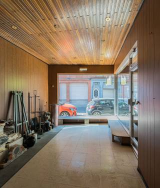 <p><span>Unieke handelswoning met tal van mogelijkheden in het hart van Dendermonde</span></p><p><span> </span></p><p><span>Bent u op zoek naar een pand waar wonen en werken perfect gecombineerd kunnen worden? Dan is deze ruime handelswoning op een perceel van maar liefst </span><span>414 m²</span><span> in het centrum van Dendermonde zeker een bezoek waard. Dankzij de gunstige ligging en de oost-zuid georiënteerde tuin geniet u van een uitstekende bereikbaarheid én een aangename buitenruimte.</span></p><p><span> </span></p><p><span>Met een totale bewoonbare oppervlakte van maar liefst </span><span>308 m²</span><span> (exclusief kelder) biedt deze eigendom bijzonder veel ruimte en potentieel. Op het gelijkvloers bevinden zich een handelsruimte, een inpandige garage, de woonruimte, keuken, badkamer en een gang die toegang geeft tot drie achterliggende multifunctionele ruimtes van samen ca. 55 m². Verder beschikt het gelijkvloers over een veranda, twee toiletten, een doucheruimte en een toegang naar de kelder via het terras.</span></p><p><span> </span></p><p><span>Op de eerste verdieping vindt u drie volwaardige slaapkamers, een traphal en een praktische berging. Via een vaste trap bereikt u de tweede verdieping, waar zich een extra slaapkamer, een nachthal en een ruime zolder van ca. 26 m² bevinden. Daarnaast is er boven de slaapkamer en nachthal nog bijkomende zolderruimte aanwezig.</span></p><p><span> </span></p><p><span>Dit karaktervolle pand is de ideale uitvalsbasis voor zelfstandigen, vrije beroepen of ondernemers die hun zaak willen combineren met een eigen woonst op een toplocatie. Mits de nodige renovatiewerken kan deze eigendom worden omgetoverd tot een unieke woon- en werkplek met tal van mogelijkheden.</span></p><p><span> </span></p><p><span>Een pand met karakter, ruimte en een uitzonderlijk potentieel op een topligging in het centrum van Dendermonde! </span><span>Aankoop reeds mogelijk met 2 % registratierechten voor eigen bewoning. </span></p><p><span> </span></p><p><span>Voor meer info of een bezoek: <span>info@immotwins.be</span></span><span> of contact T 052 55 55 55 - <span>www.immotwins.be</span></span><span> </span></p><p><span> </span></p><p><span> </span></p>