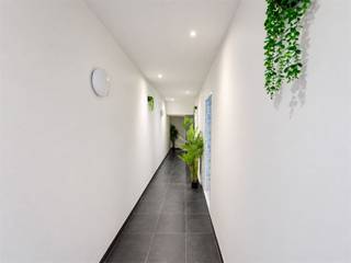 <p><span>Woning met 6 slaapkamers, 3 badkamers en 4 toiletten met uitzonderlijk veel ruimte en privacy</span></p><p><span>Bent u op zoek naar een woning waar ruimte en privacy centraal staan? Deze bijzonder ruime woning biedt maar liefst 6 slaapkamers, 3 badkamers en 4 toiletten, waardoor elke bewoner zijn eigen plek heeft. Dankzij de doordachte indeling is de woning perfect geschikt voor grote gezinnen, kangoeroewonen of een combinatie van wonen en werken.</span></p><p><span>Bij het binnenkomen wordt u verwelkomd in een verzorgde inkomhal. Op het gelijkvloers bevindt zich een volwaardige woonunit met een leefruimte en keuken. Via een glazen schuifdeur komt u in de nachthal, waar zich een badkamer bevindt met aansluiting voor wasmachine. Verder zijn er 3 slaapkamers, waarvan één met een eigen douche. Vanuit deze verdieping heeft u toegang tot een volledig afgesloten terras van ongeveer 50 m², wat zorgt voor maximale rust en privacy. Aansluitend bereikt u de 2 garages, die ook bereikbaar zijn via een aparte zij-ingang. Daarnaast is er een ruime kelder van circa 50 m², ideaal als extra opslagruimte.</span></p><p><span>De eerste verdieping beschikt over een extra kamer die perfect kan dienen als slaapkamer of hobbyruimte. De lichtrijke en ruime leefruimte sluit naadloos aan op de keuken en geeft uit op een overdekt terras. Verder is er nog een tweede ruim terras van ongeveer 45 m² met toegang richting de garages achteraan. Op deze verdieping zijn ook een apart toilet, een berging en een wasruimte voorzien.</span></p><p><span>Op de tweede verdieping bevinden zich nog 2 ruime slaapkamers en een bijkomende badkamer.</span></p><p><span>De woning werd doorheen de jaren grondig aangepakt. Zo werd de condensatieketel vernieuwd in 2024 en werden in 2014 tal van verbeteringswerken uitgevoerd, waaronder vloeren en afwerking. Het dak werd vernieuwd en geïsoleerd met circa 30 cm isolatie. Alle ramen en deuren zijn vervangen door dubbele beglazing en ook de gevels (voor-, zij- en achtergevel) werden geïsoleerd.</span></p><p><span>Deze woning combineert ruimte, comfort en flexibiliteit en biedt tal van mogelijkheden voor wie op zoek is naar een ruime en praktische thuis. Neem contact op voor een bezoek en ontdek het potentieel.</span></p>