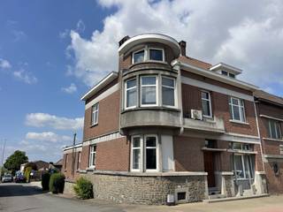 Deze authentieke woning wordt gekenmerkt door interbellumarchitectuur, een unieke bouwstijl uit de periode tussen de Eerste en Tweede Wereldoorlog. De combinatie van bakstenen en natuursteen geven de gevel een originele toets. Het Art Deco accent, de ronde erker, voegt dynamiek toe en laat meer licht binnen.<br /><br />De nabijheid van de E313 en de vereniging van woon- en werkfunctie maakt het pand bijzonder interessant voor zowel gezinnen als ondernemers.<br /><br />De ruime inkomhal met apart gastentoilet ligt centraal met links de woonvertrekken en rechts een ruim bureel. Het woongedeelte is een imposante ruimte dankzij de hoge plafonds en de prachtige houten deuren en bestaat uit een leefkeuken, een eetkamer en een gezellige zitruimte. De keuken is volledig geïnstalleerd met een inductiekookplaat met geïntegreerde afzuiging, extra grote koelkast en diepvriezer, 2 ovens en vaatwasser. De pelletkachel hult de keuken in een knusse sfeer.<br /><br />Het bureel heeft een oppervlakte van ongeveer 150m<sup>2</sup>. Het hoge plafond en het grote raam zorgen voor een ruimtelijk gevoel.<br />Op het eerste verdiep liggen 3 ruime slaapkamers, een berging/dressing en een badkamer voorzien van toilet, douche, dubbele lavabo, bidet en ligbad. Onder de nok van het dak liggen nog 2 bijkomende kamers. Het zichtbare houten gebinte van het dak geeft deze ruimtes extra cachet.<br /><br />Verder is het aangenaam vertoeven op het ommuurde terras waar je geniet van de zon en de privacy. De koer is uitgerust met een laadpaal en kan tevens gebruikt worden om 2 wagens te parkeren.<br /><br />De woning is nagenoeg volledig onderkelderd. De kelder bestaat uit verschillende compartimenten waaronder een wasplaats.<br />Kortom, een unieke, stijlvolle en ruime woning op een makkelijk bereikbare locatie met allerhande faciliteiten in de onmiddellijke omgeving. <strong>Recent werden er ook nog zonnepanelen en thuisbatterij geplaatst.</strong><br />