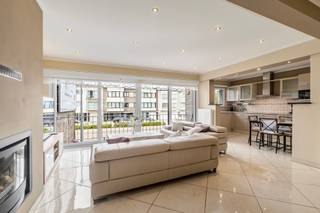 [[ DIT PAND NEEMT DEEL AAN DE ERA OPEN HUIZEN DAG OP 19/9 VAN 16:00 TOT 17:00 ]]
<p><strong>Ben je op zoek naar een ruim appartement met 2 slaapkamers, 2 terrassen en een private parkeerplaats op een centrale en residentiële ligging in Erembodegem? Zo gevonden!</strong></p>

<p>Gelegen in<strong> </strong>Erembodegem vinden we dit verzorgde appartement met een ruime bewoonbare oppervlakte van 111 m². De centrale ligging biedt een uitstekende bereikbaarheid, met het openbaar vervoer en belangrijke invalswegen in de nabije omgeving. Het appartement beschikt over 2 slaapkamers, een balkon, twee terrassen en een private parkeerplaats, waardoor het zowel voor koppels en gezinnen als voor investeerders een interessante opportuniteit vormt. Dankzij de 3-dubbele beglazing met PVC-ramen, de centrale verwarming op aardgas en de praktische indeling geniet je hier bovendien van een aangenaam wooncomfort. </p>

<p>Via de inkomhal bereik je de ruime woonkamer met aansluitende eetkamer, die samen een aangename leefruimte vormen. Aansluitend bevindt zich de keuken, uitgerust met onder andere een dampkap, diepvries, koelkast, elektrische kookplaat, microgolfoven, oven, spoelbak en vaatwasser. Verder beschikt het appartement over twee ruime slaapkamers van respectievelijk ca. 19 m² en 14 m². De grootste slaapkamer biedt bovendien toegang tot een balkon, wat zorgt voor een aangename extra buitenruimte. De badkamer is praktisch ingericht en beschikt over een douche, dubbele wastafel, toilet en voetbad. Daarnaast is er een berging met aansluitingen voor een wasmachine en droogkast.</p>

<p>Een absolute troef van deze eigendom zijn de verschillende buitenruimtes. Naast het balkon beschikt het appartement over twee terrassen, waardoor je op verschillende momenten van de dag van de buitenlucht kan genieten. Als extra pluspunt is er een private parkeerplaats voorzien.</p>