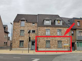 Ruim gelijkvloers appartement met 2 slaapkamers, midden in het centrum van Hulshout. Indeling: leefruimte met open keuken, berging, apart...