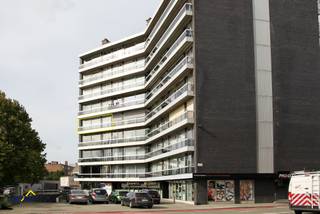 <p>Dit aangenaam appartement bevindt zich op de <strong>vierde verdieping</strong> van een verzorgd gebouw met <strong>lift</strong>.<br /><br /><br />Het beschikt over een ruime inkomhal met <strong>gastentoilet en vestiaire</strong>, een lichtrijke woonkamer met eetplaats, een <strong>praktische keuken met zithoek</strong> en <strong>aansluitende wasplaats</strong>. Verder zijn er <strong>twee mooie slaapkamers</strong> en een badkamer met douche in bad en dubbele lavabo.</p>
<p></p>
<p>Zowel aan de <strong>voorzijde</strong> als aan de <strong>achterzijde</strong> is er een <strong>terras over de volledige breedte van het appartement</strong>, zodat u <strong>de hele dag door van de zon kunt genieten</strong>. Een bijkomende troef is het <strong>prachtige, open uitzicht over de stadsrand</strong>.</p>
<p></p>
<p>Het appartement is uitgerust met <strong>centrale verwarming op aardgas</strong>, een <strong>gunstig EPC (C-label)</strong> en <strong>videofoon</strong>.</p>
<p>Bij het appartement hoort <strong>verplicht de aankoop van een garage </strong>in de ondergrondse parking voor <strong>€25.000</strong>.</p>
<p><br /><strong>Ideaal gelegen vlakbij het stadspark van Aalst en Osbroek, op wandelafstand van het centrum!</strong> Tevens vlakbij winkels (o.a. AD Delhaize) en openbaar vervoer! Ook met de wagen heeft u een vlotte aansluiting met E40 en andere verbindingswegen!<br /><br /><br /><br />Heeft u interesse of wenst u meer informatie? Neem gerust contact op met Tijl via tijl@immotijl.be of 0477 44 86 11.</p>