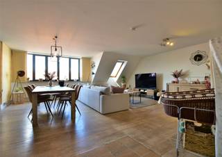 <p><span>Modern duplex-appartement met 2 terrassen </span></p><p><span> </span></p><p><span>Dit ruime duplex- appartement (ca. 120 m²) is gelegen in een rustige residentie op de 3de en 4de verdieping (lift aanwezig).</span></p><p><span> </span></p><p><span>Het appartement is gelegen in het centrum, nabij winkels, openbaar vervoer, .... maar biedt toch voldoende niet-betalende parkeerruimte.</span></p><p><span> </span></p><p><span>Indeling</span><span>: zeer lichtrijke ruime leef- en eetruimte met open compleet geïnstalleerde keuken voorzien van alle toestellen (dampkap, fornuis, koelkast, vaatwasser, oven) en met aansluitend balkon aan de voorzijde, grote berging waar plaats is voor de wasmachine en uitgerust met opbergplanken en 2de toilet, badkamer met ligbad, toilet en lavabo, 1 slaapkamer met aangrenzend groot zonneterras in bankirai (uitgerust met zonne/windscherm). </span></p><p><span>Op de verdieping bevindt zich de grootste slaapkamer met grote ingemaakte kastenwand en is er ruimte op de grote overloop voor het plaatsen van een bureau.</span></p><p><span> </span></p><p><span>Bijna alle lichtarmaturen zijn voorzien en de ramen zijn uitgerust met raamdecoratie en horren.</span></p><p><span> </span></p><p><span>Algemene kosten</span><span> : 60 per maand</span></p><p><span> </span></p><p><span>Beschikbaar 01/10</span></p><p><span> </span></p><p><span>Kom een kijkje nemen en maak een afspraak via 052/55 55 55 of <span>info@immotwins.be</span></span><span> | www.immotwins.be</span></p><p><span> </span></p><p><span> </span></p>