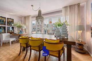 Dit charmante appartement, gelegen in een elegante residentie in het hart van Oostende, straalt vandaag de dag de klasse en grandeur uit van...